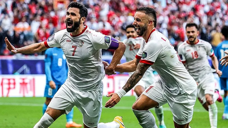 Cầu thủ Tunisia vượt qua cầu thủ Syria bằng kỹ thuật đi bóng tinh tế