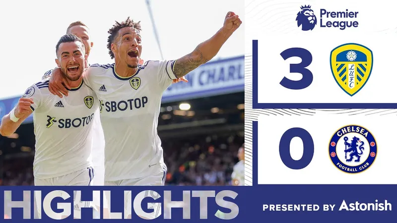 Cầu thủ Chelsea và Leeds United tranh chấp bóng trên sân cỏ